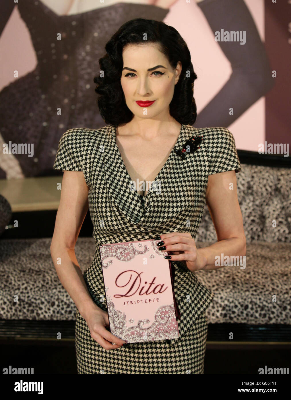 DITA von Teese während einer Buchunterzeichnung bei Waterstone's in Piccadilly, im Zentrum von London. Stockfoto