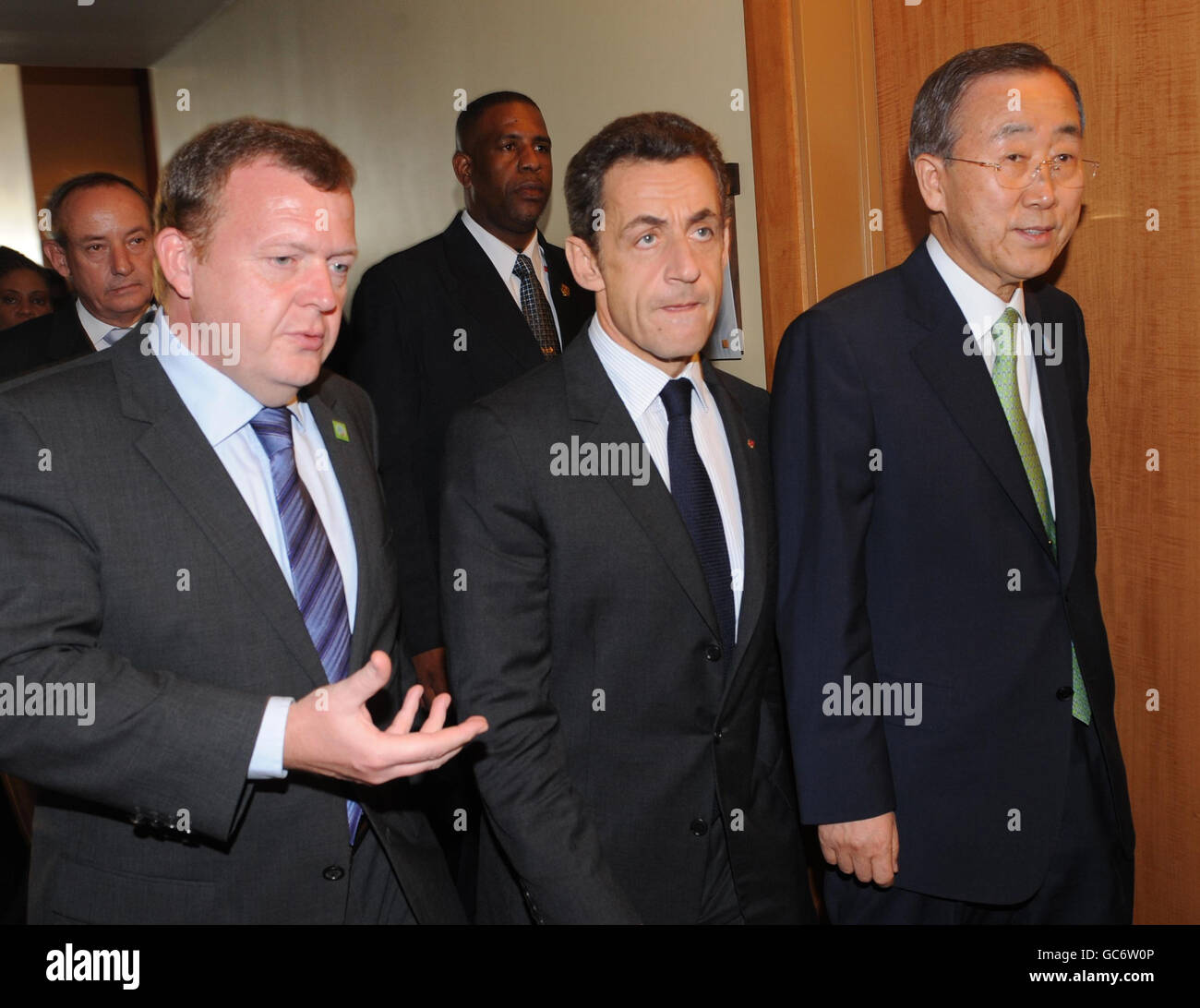 Der französische Präsident Nicolas Sarkozy (Mitte), der dänische Premierminister Lars Lokke Rasmussen (links) und der Generalsekretär der Vereinten Nationen, Ban Ki Moon, nehmen am Treffen der Regierungschefs des Commonwealth in Trinidad Teil. Stockfoto