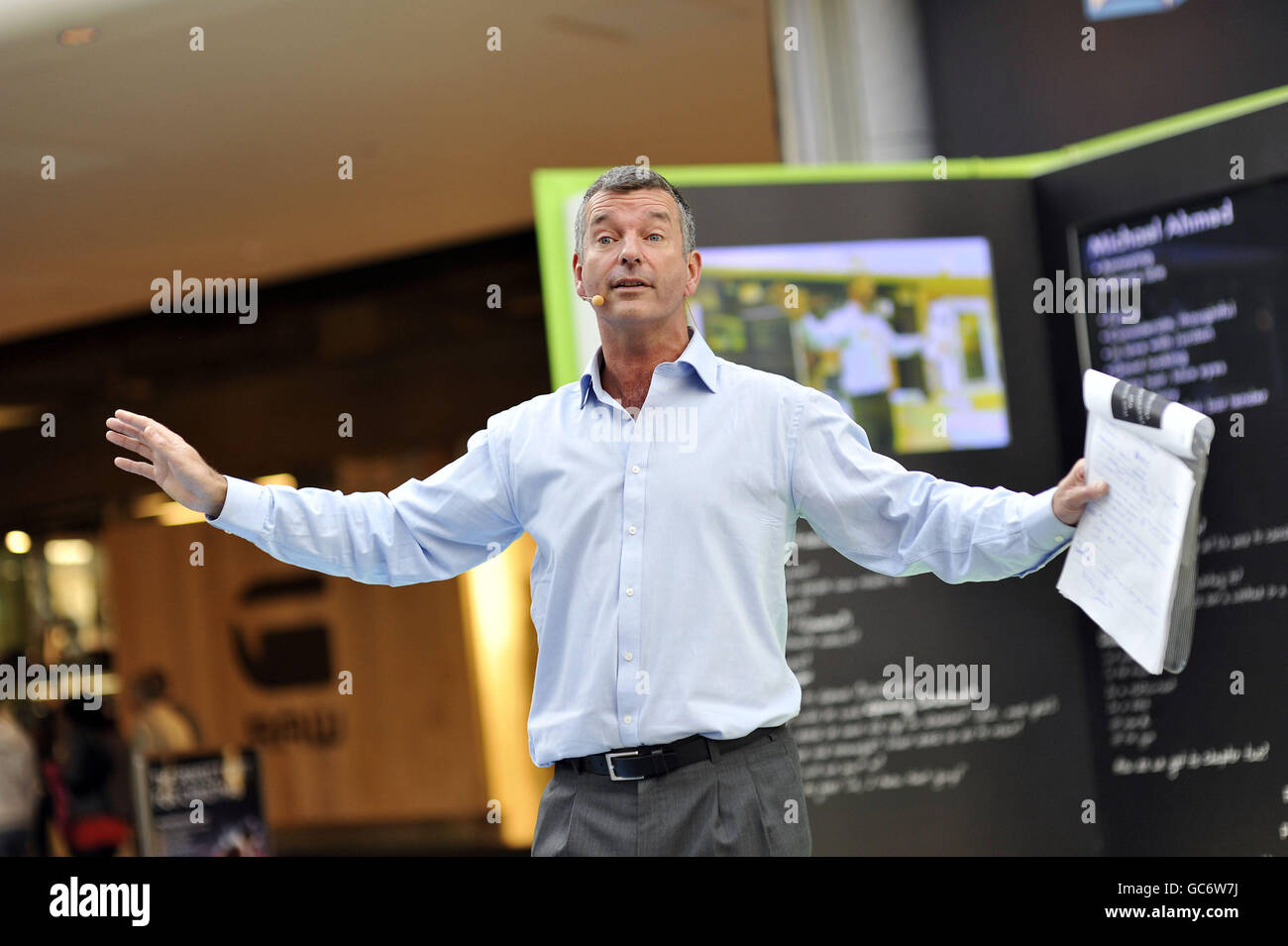 Der Bestseller-Autor und Komiker Tony Hawks hilft Westfield London Käufern, ihre Kreativität zu entfalten, indem er eine neue Kurzgeschichte bei American Express' einzigartigem „Realize the Potential Event“ im Einkaufszentrum im Westen Londons mitkreiert. Stockfoto