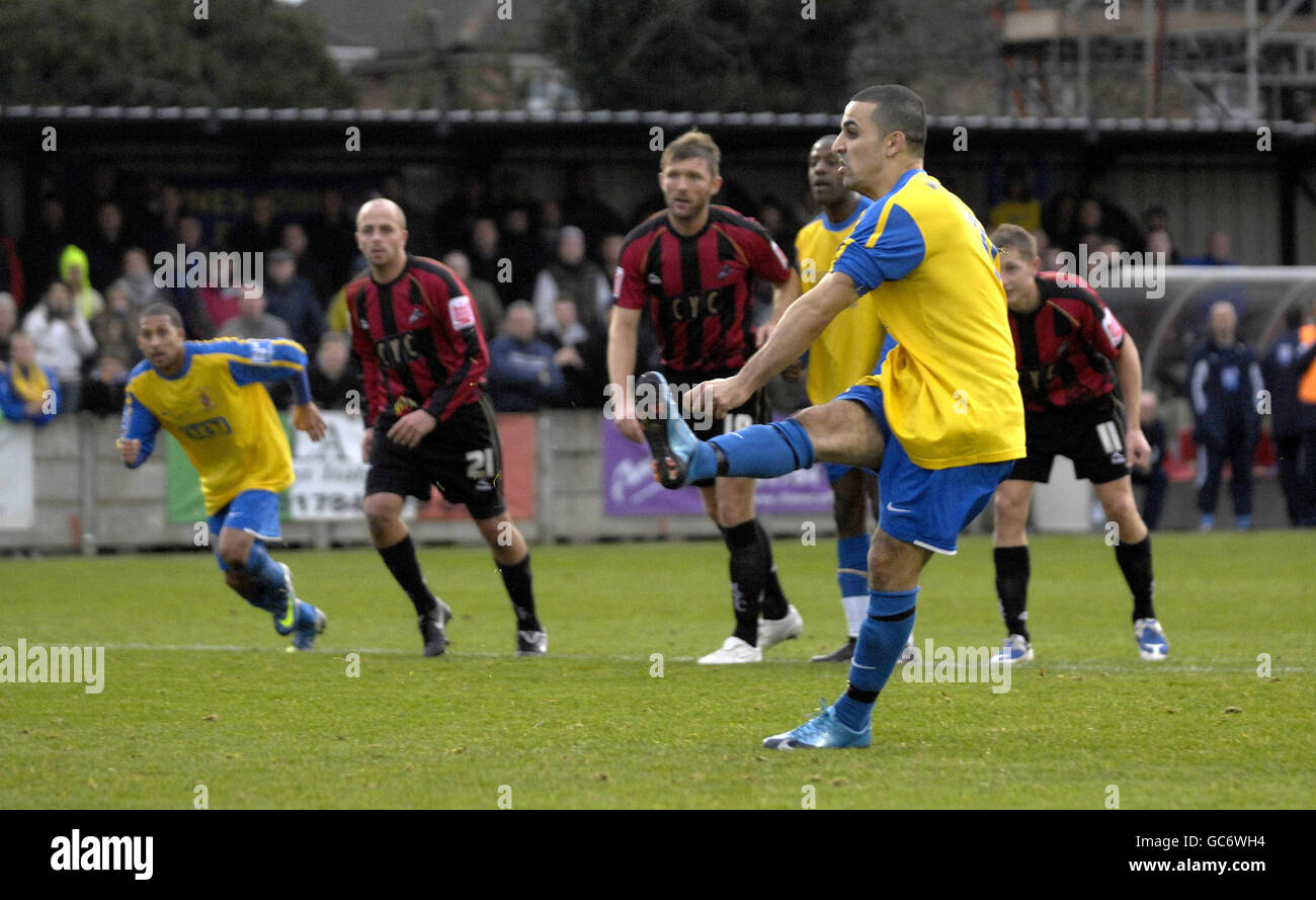 Fußball - FA Cup - zweite Runde - Staines Town / Millwall - Wheatsheaf Park. Ali Chaaban von Staines Town punktet mit dem Elfmeterschuss beim Spiel der zweiten Runde des FA Cup im Wheatsheaf Park, London. Stockfoto