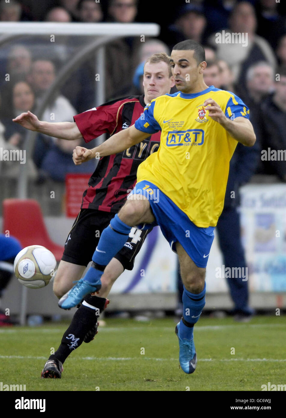 Ali Chaaban (rechts) von Staines Town und Marc Laird von Millwall kämpfen beim Spiel der FA Cup Second Round im Wheatsheaf Park, London, um den Ball. Stockfoto