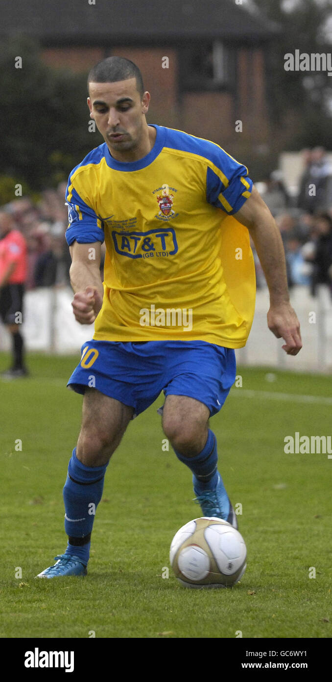 Fußball - Pokal - zweite Runde - Staines Stadt V Millwall - Wheatsheaf Park Stockfoto