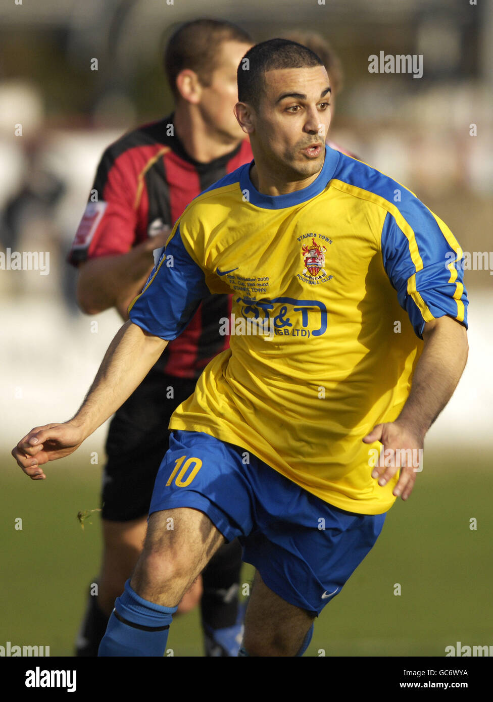 Ali Chaaban von Staines Town in Aktion beim Spiel der zweiten Runde des FA Cup im Wheatsheaf Park, London. Stockfoto