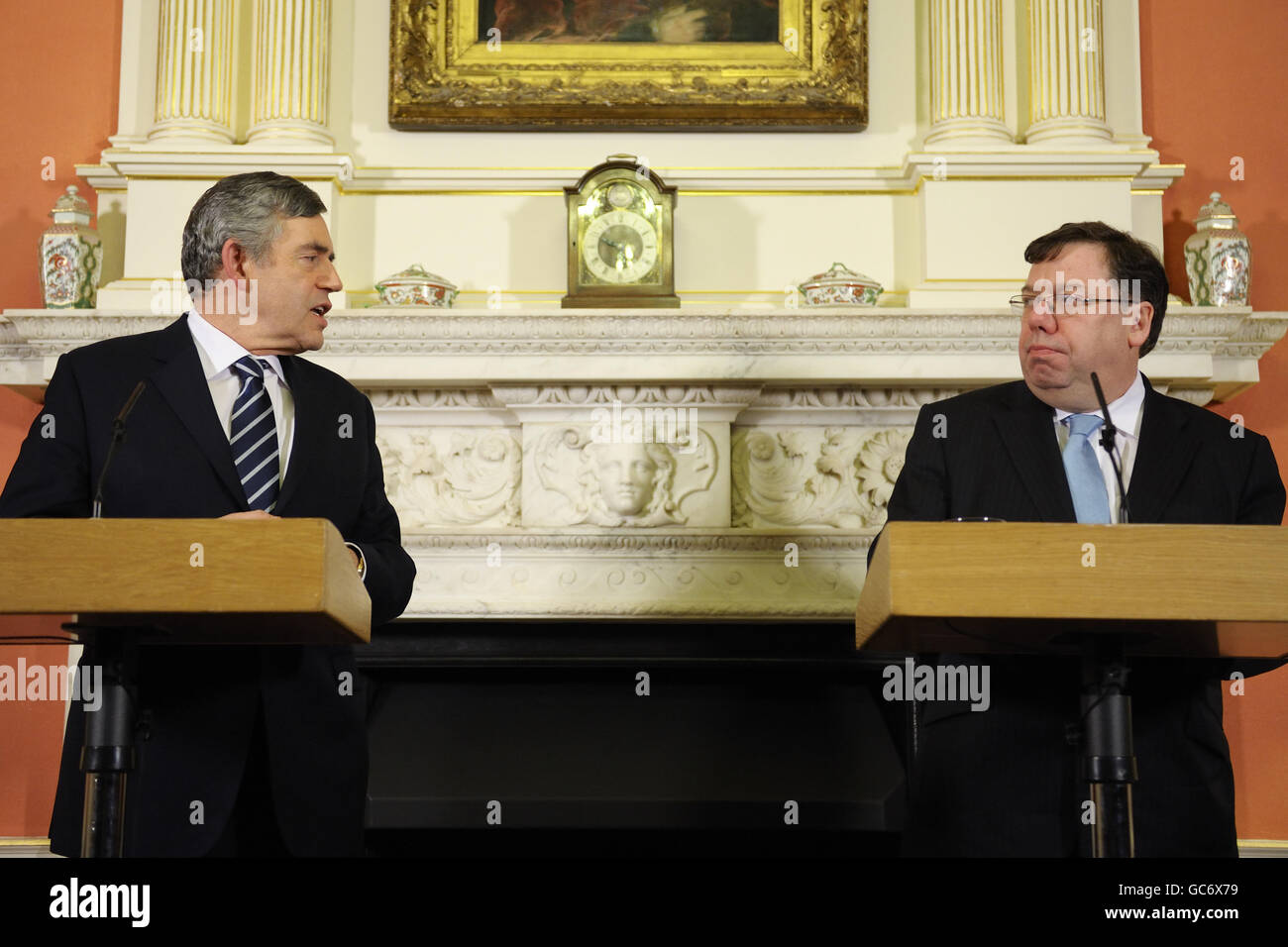 Der britische Premierminister Gordon Brown (links) spricht während einer gemeinsamen Pressekonferenz mit dem Premierminister Brian Cowen (rechts) in der Downing Street 10 im Zentrum von London. Stockfoto