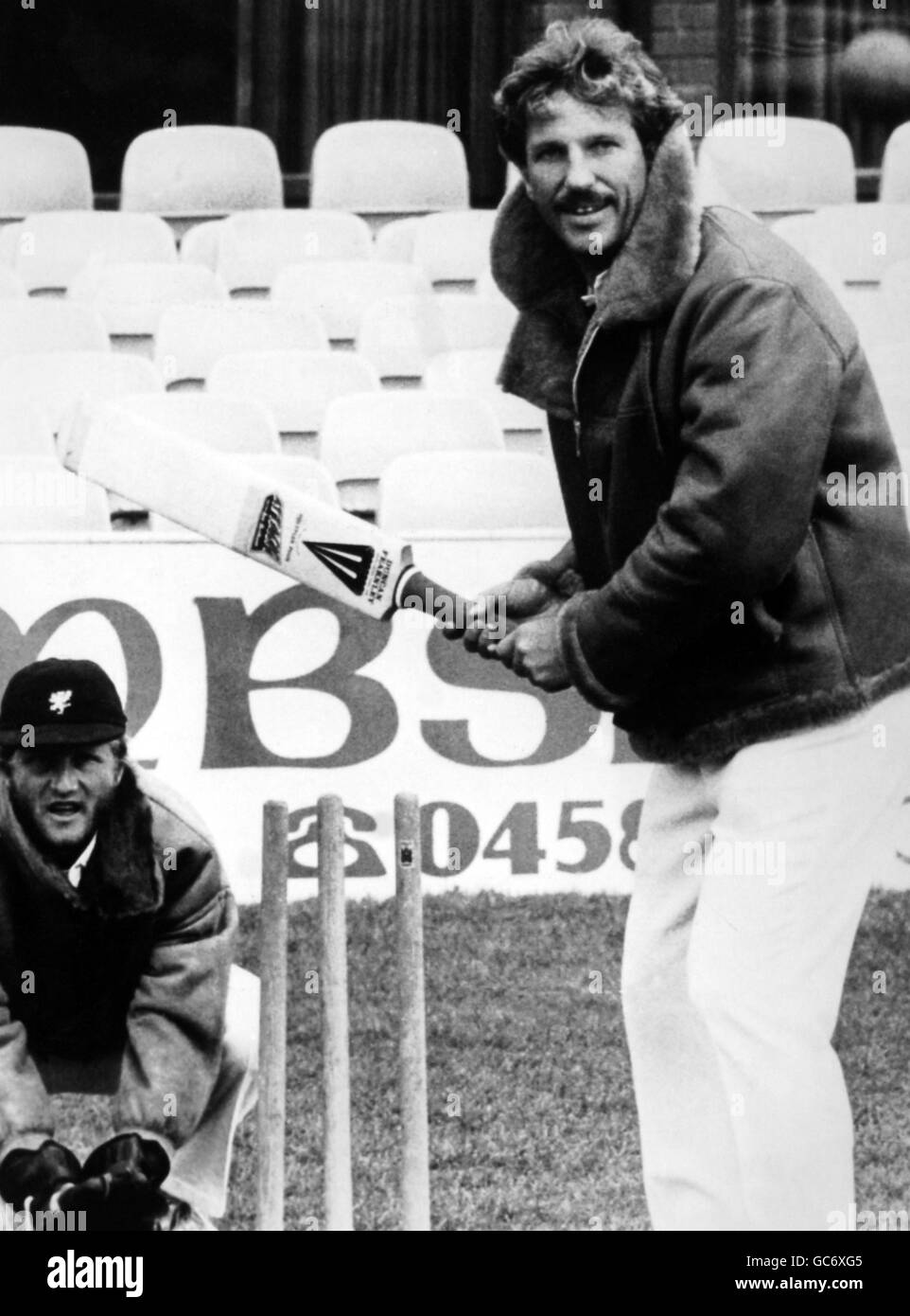 Ian Botham hat sich heute in unkonventioneller Cricket-Ausrüstung getroffen, als sich der Somerset County Cricket Club auf ihrem Country-Gelände in Taunton traf Stockfoto