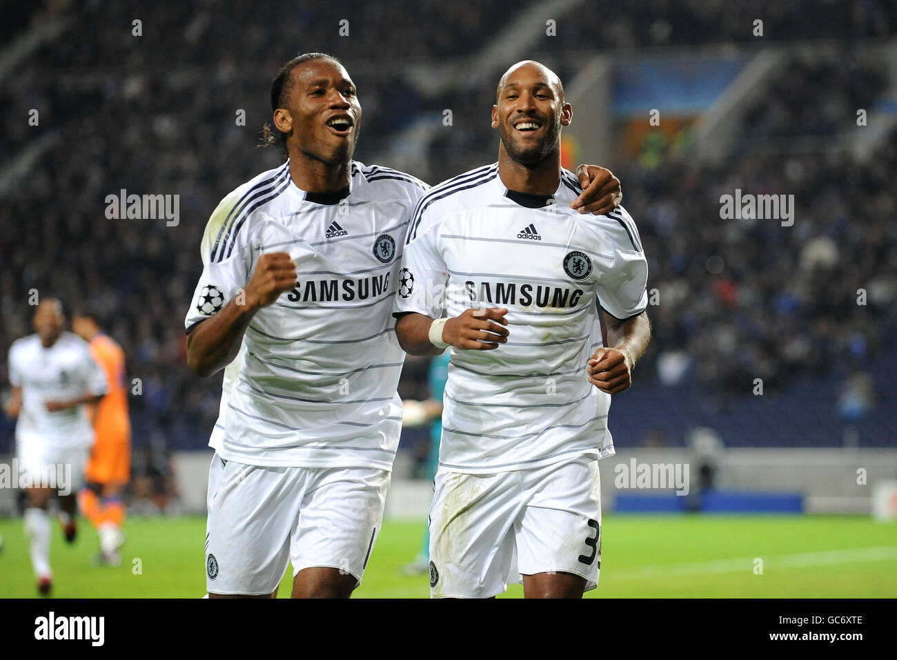 Fußball - UEFA Champions League - Gruppe D - FC Porto gegen Chelsea - Estadio do Dragao. Chelsea's Nicolas Anelka (r) feiert das Tor zum ersten Tor mit Teamkollege Didier Drogba Stockfoto