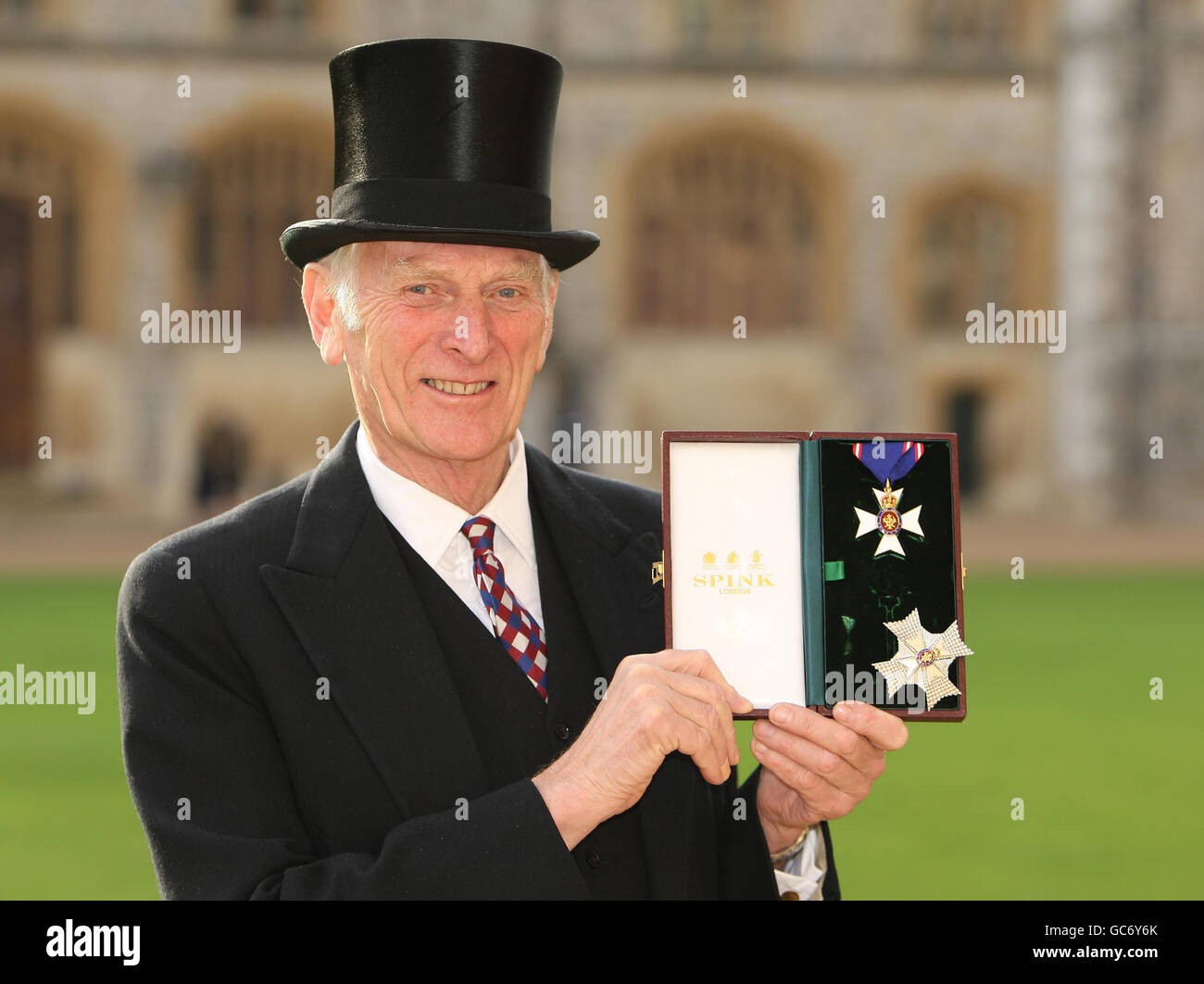 Lord Lieutenant of Gloucestershire, Sir Henry Elwes, aus Cheltenham, nachdem er von der Königin in Windsor Castle zum Ritter-Kommandeur des Royal Victorian Ordens ernannt wurde. Stockfoto