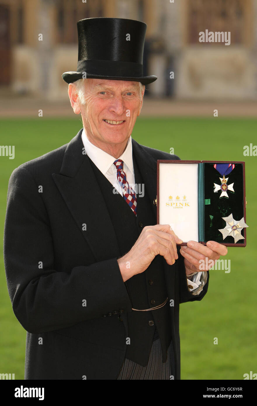 Lord Lieutenant of Gloucestershire, Sir Henry Elwes, aus Cheltenham, nachdem er von der Königin in Windsor Castle zum Ritter-Kommandeur des Royal Victorian Ordens ernannt wurde. Stockfoto