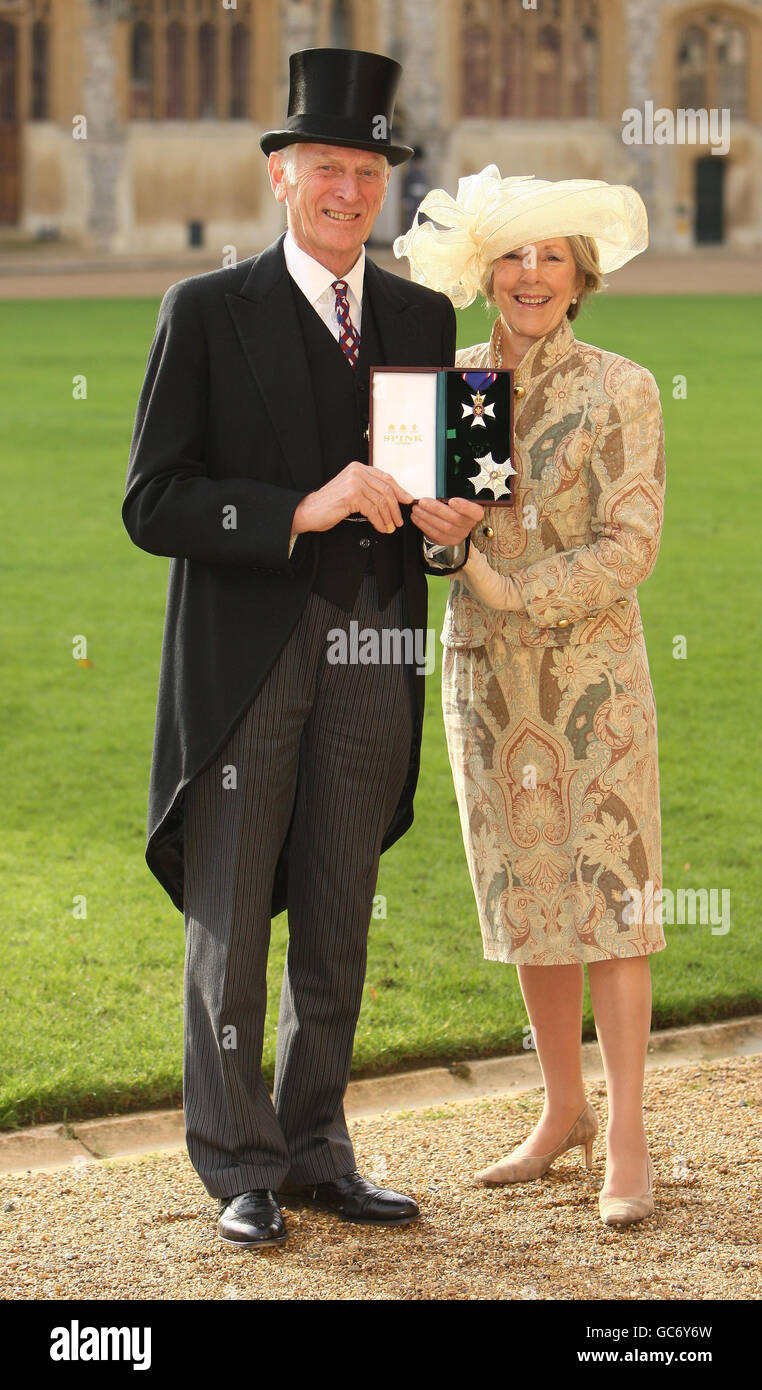 Lord Lieutenant of Gloucestershire, Sir Henry Elwes, aus Cheltenham, nachdem er von der Königin zusammen mit seiner Frau Lady Carolyn Elwes (rechts) im Schloss Windsor zum Ritter des Royal Victorian Ordens ernannt wurde. Stockfoto