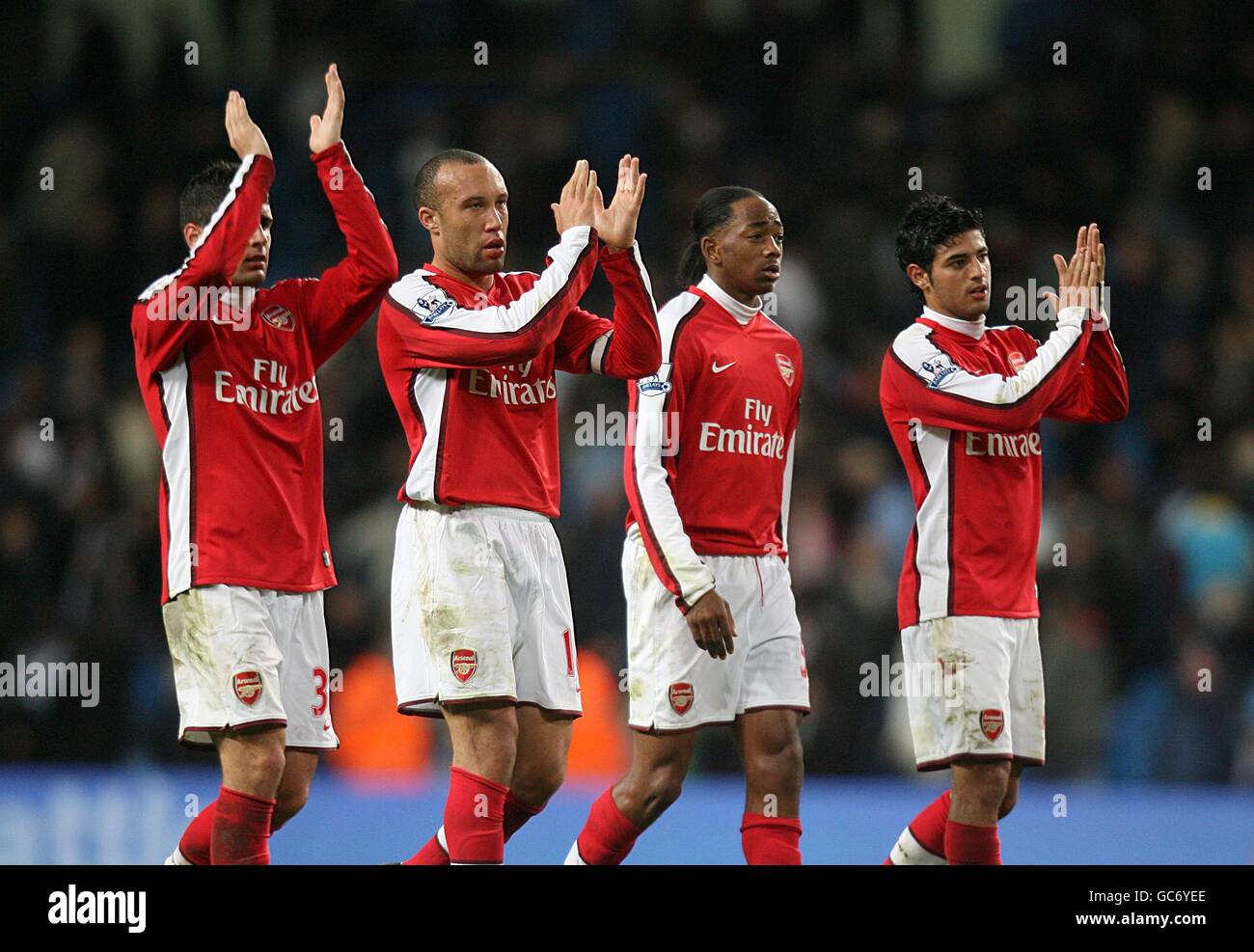 (Links-rechts) Fran Merida, Mikael Silvestre, Sanchez Watt und Carlos Alberto Vela von Arsenal applaudieren den Fans nach dem Spiel Stockfoto