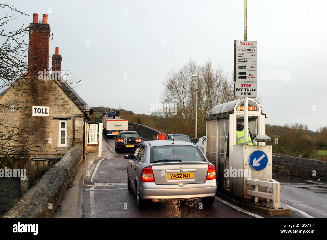 Allgemeine Ansicht der Swinford toll Bridge über die Themse in Eynsham, Oxfordshire, die seit mehr als 200 Jahren steuerfrei ist, wird heute bei einer Auktion verkauft. Stockfoto