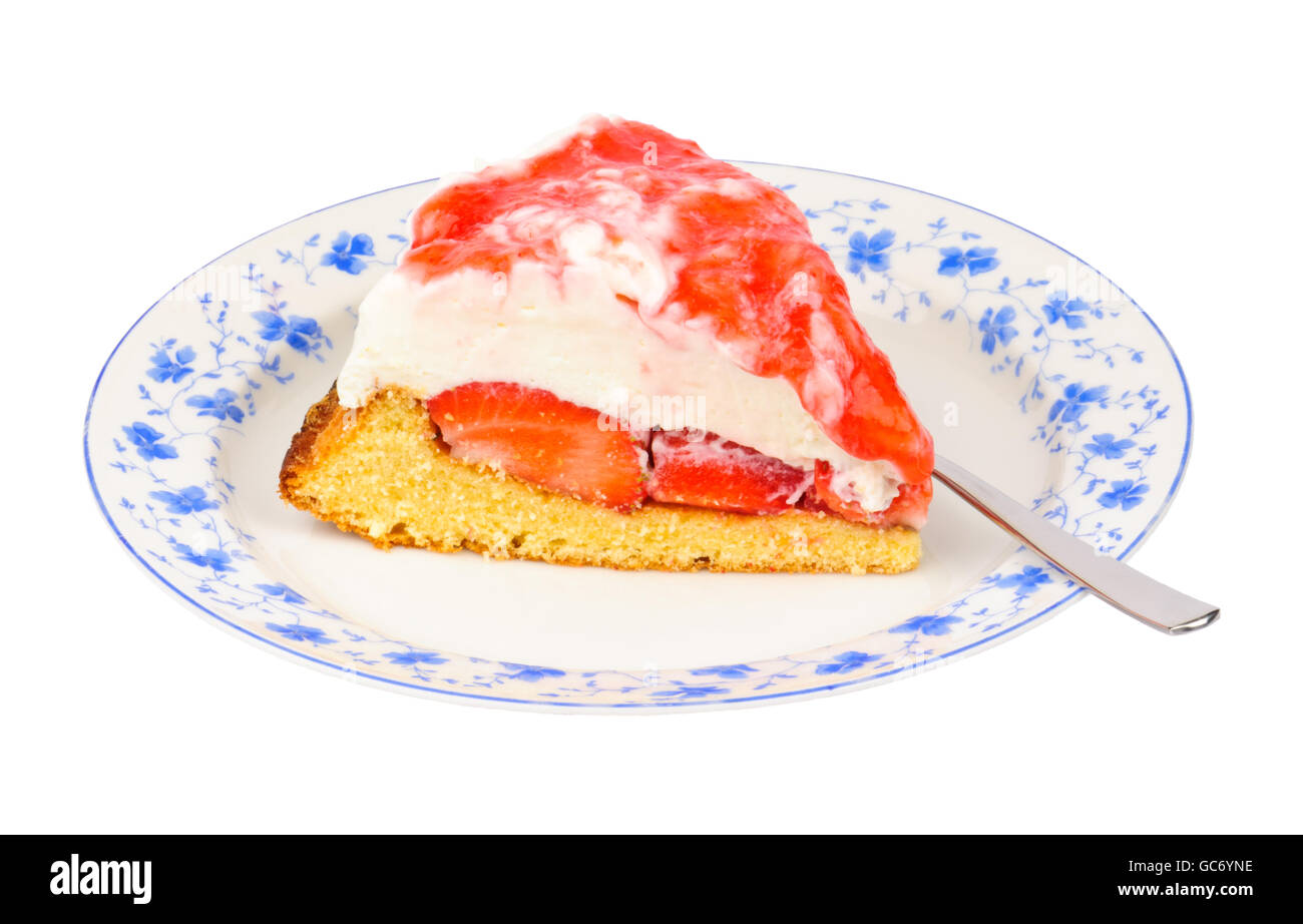 Stück Erdbeer Frischkäse Sahne-Torte mit Erdbeersauce auf einen Kuchenteller, isoliert Stockfoto