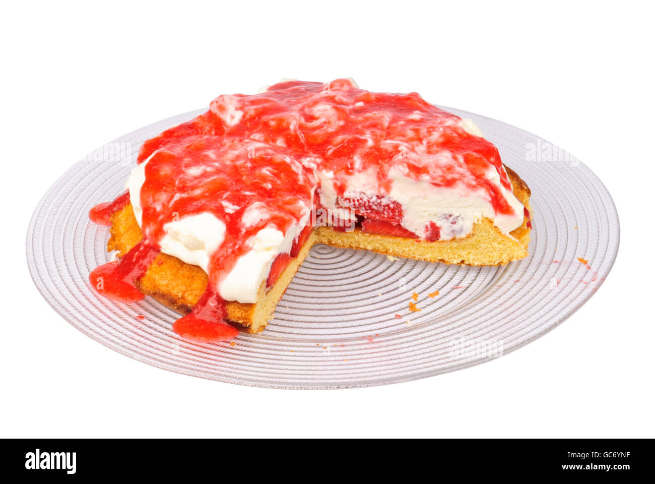 Erdbeer-Frischkäse Sahne Torte mit Erdbeer-Sauce auf einer Glasplatte, isoliert Stockfoto
