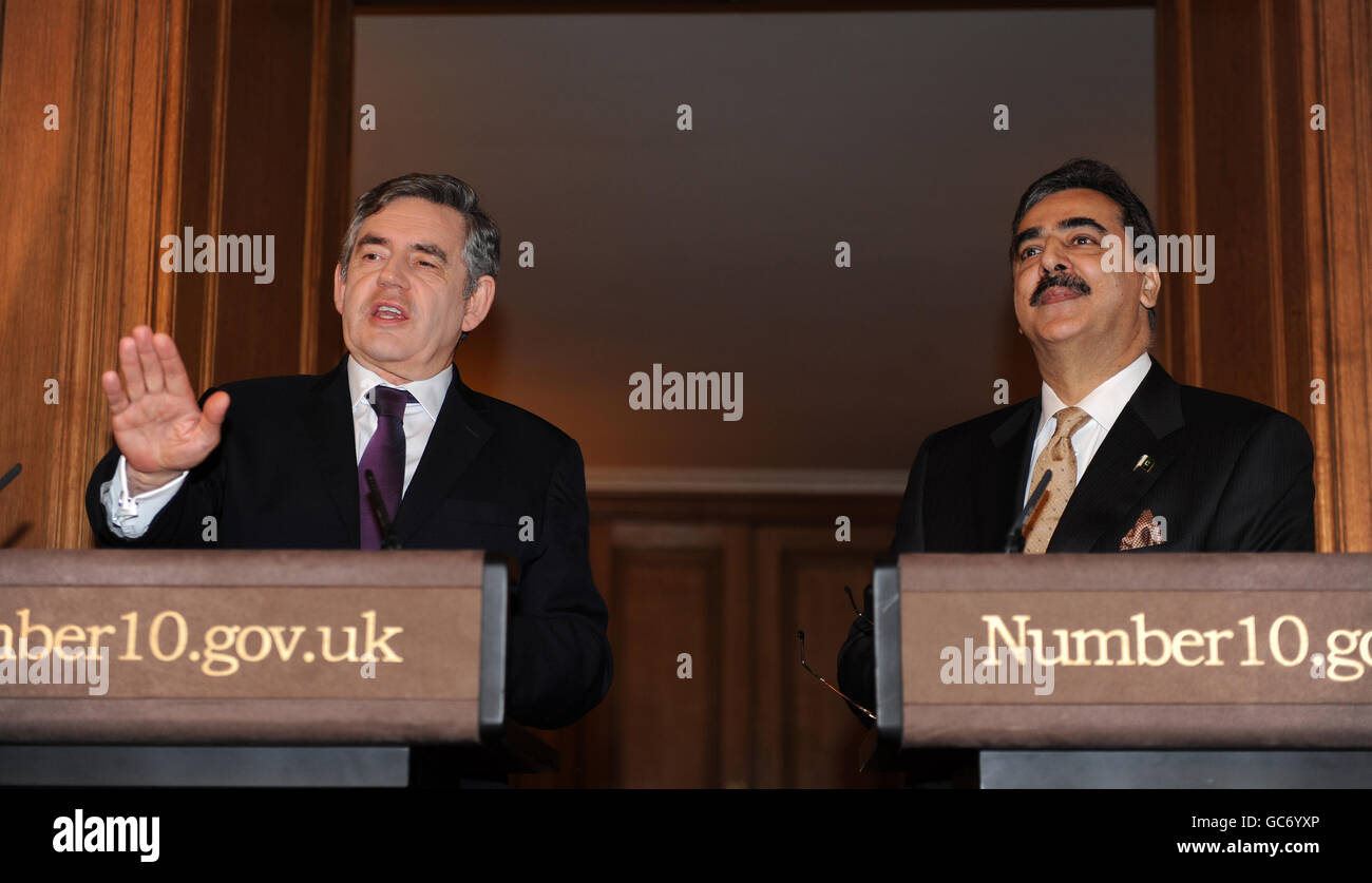 Der britische Premierminister Gordon Brown (links) und der pakistanische Premierminister Syed Youssuf Raza Gilani in der Downing Street 10, London, zu einer gemeinsamen Pressekonferenz. DRÜCKEN SIE VERBANDSFOTO. Bilddatum: Donnerstag, 3. Dezember 2009. Gordon Brown wird erneut Druck auf Pakistan ausüben, um seine Rolle in der Afghanistan-Kampagne bei Gesprächen mit Raza Gilani in der Downing Street zu spielen. Siehe PA Geschichte POLITIK Afghanistan. Bildnachweis sollte lauten: Andy Rain/PA Wire Stockfoto