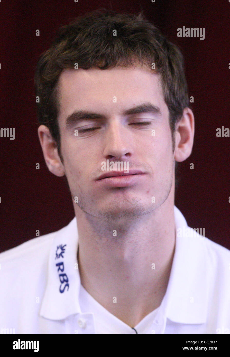 Tennisspieler Andy Murray bei einem Besuch der Broomhill Primary School in Glasgow, um bei der Feier seines neuen Spielplatzgartens mitzuhelfen. Stockfoto