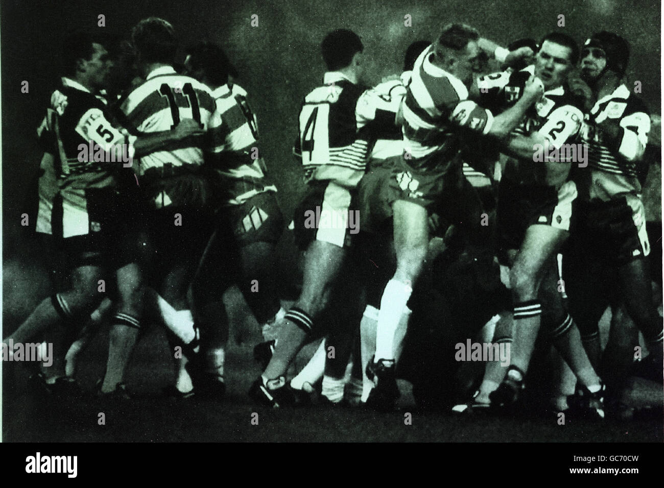 WIGAN UND DIE BRISBANE BRONCOS KÄMPFEN IM CENTRAL PARK, WIGAN, WÄHREND DER CLUB-WELTMEISTERSCHAFT. Stockfoto