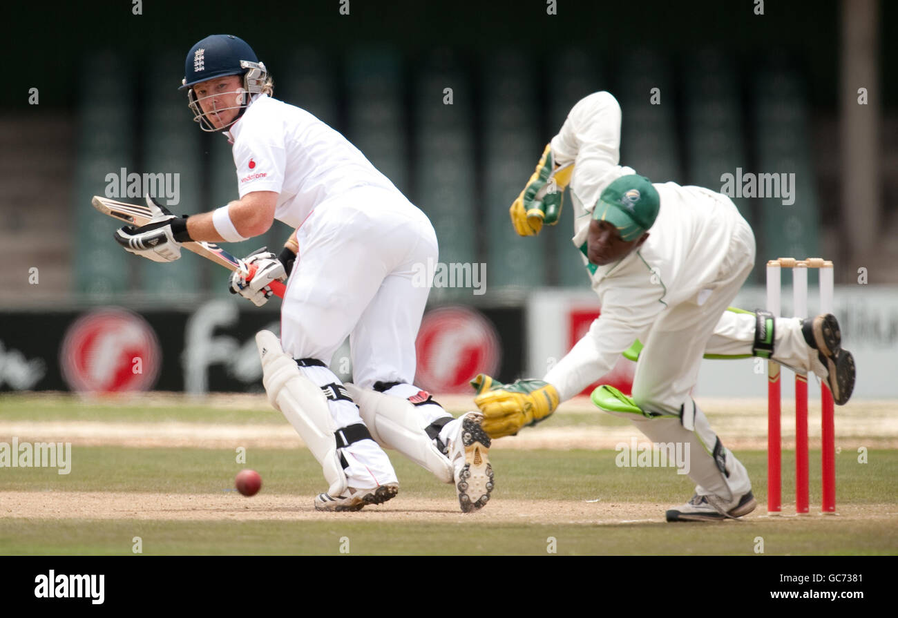 Englands Ian Bell trifft bei einem Tourspiel im Buffalo Park, East London, Südafrika, am südafrikanischen Invitational XI-Flechtkeeper Mangaliso Mosehle vorbei. Stockfoto