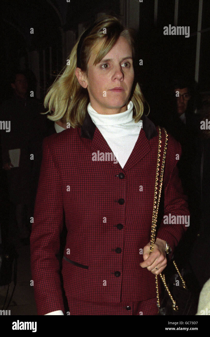 Die Marchioness von Blandford, Becky Few-Brown, vor dem High Court in London, wo Anwälte eine einstweilige Verfügung über die Marquess erlangten. Stockfoto