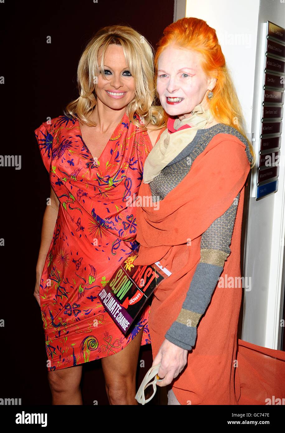 Pamela Anderson (links) und Vivienne Westwood (rechts) bei der Ankunft