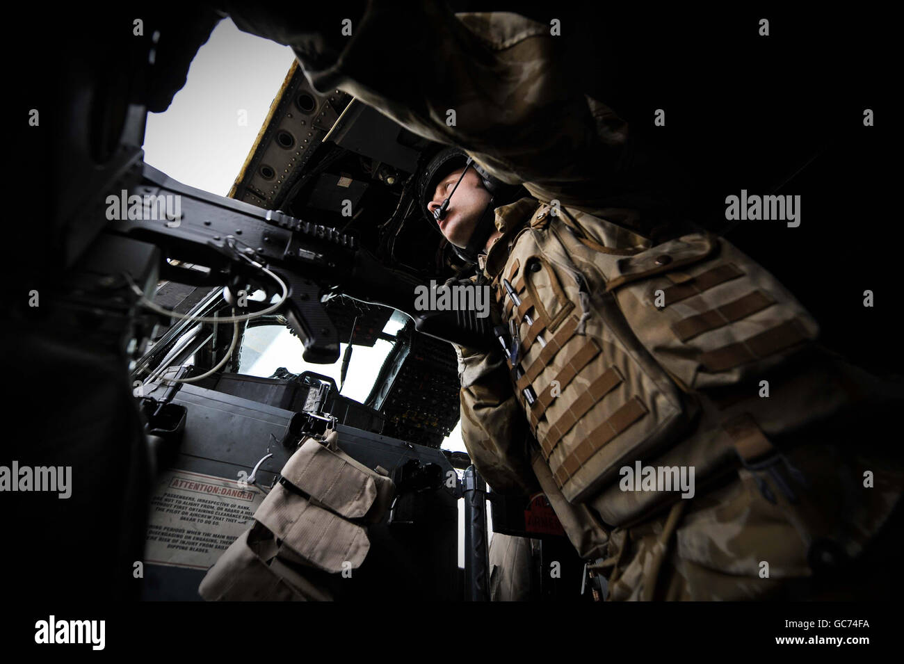 Der Korporal Damian Barnes mit 845 Squadron wacht an Bord eines Sea King Hubschraubers über das Vorwärtsgewehr, das von Camp Bastion nach Laskar Gah und Forward Operation Base (FOB) Pimon fährt, als Teil der täglichen Aufgabe der Joint Helicopter Force, wichtige Truppen und Ausrüstungswagen in und um den Helmand zu befahren Provinz in Afghanistan. Stockfoto