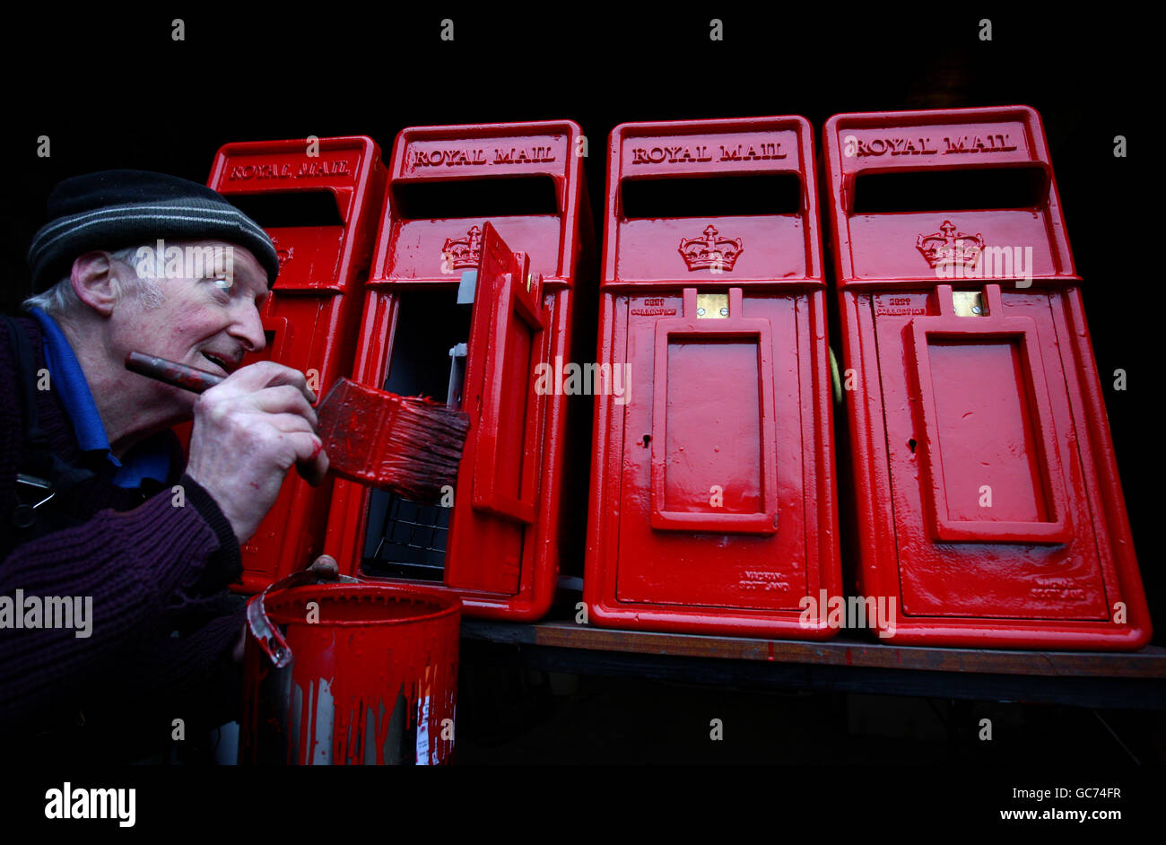 John Cooper, 69, der seit seinem 15. Lebensjahr Briefkästen herstellt, setzt den letzten Schliff an Royal Mail-Lampenboxen bei Machan Engineering in Denny. Machans ist das einzige Unternehmen in Großbritannien, das den Briefkasten für die Royal Mail herstellt. Stockfoto
