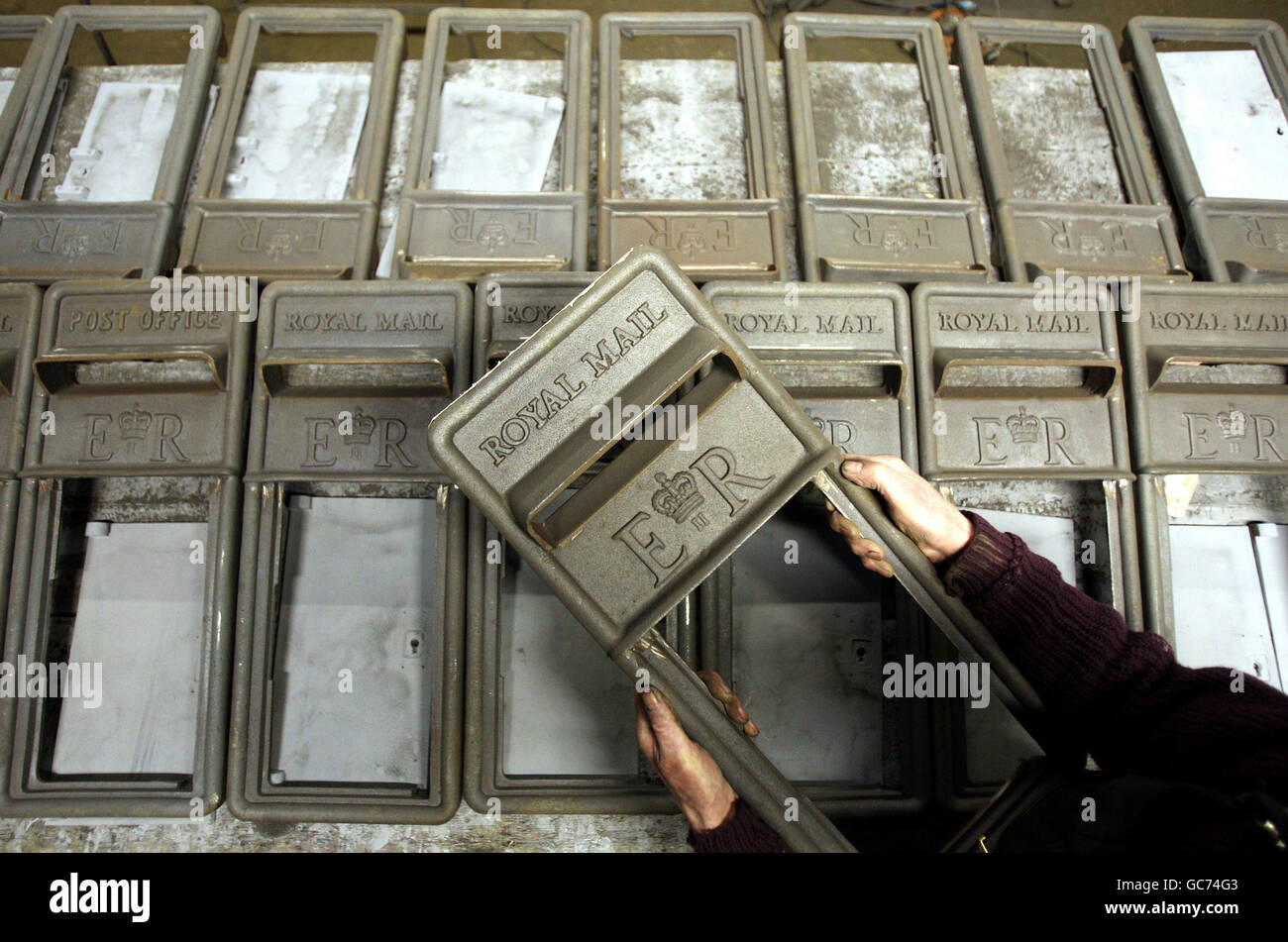 John Cooper, 69, der seit seinem 15. Lebensjahr Briefkästen mit den Frontplatten der Royal Mail Lampenboxen bei Machan Engineering in Denny herstellt. Machans ist das einzige Unternehmen in Großbritannien, das den Briefkasten für die Royal Mail herstellt. Stockfoto