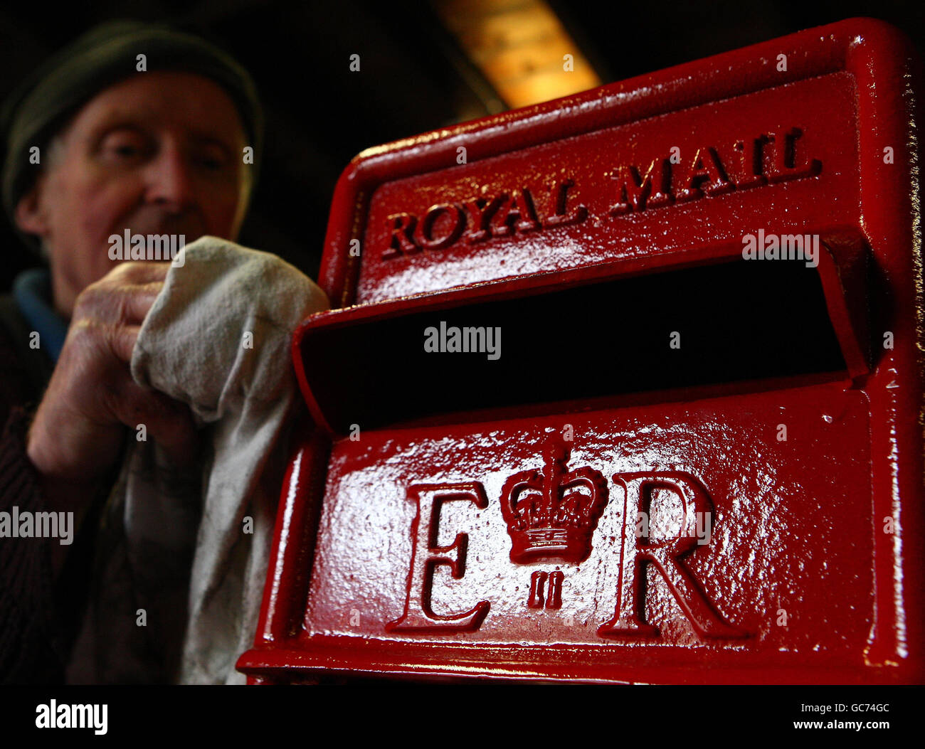 John Cooper, 69, der seit seinem 15. Lebensjahr Briefkästen herstellt, setzt bei Machan Engineering in Denny den letzten Schliff an einer Royal Mail Lampenbox. Machans ist das einzige Unternehmen in Großbritannien, das den Briefkasten für die Royal Mail herstellt. Stockfoto