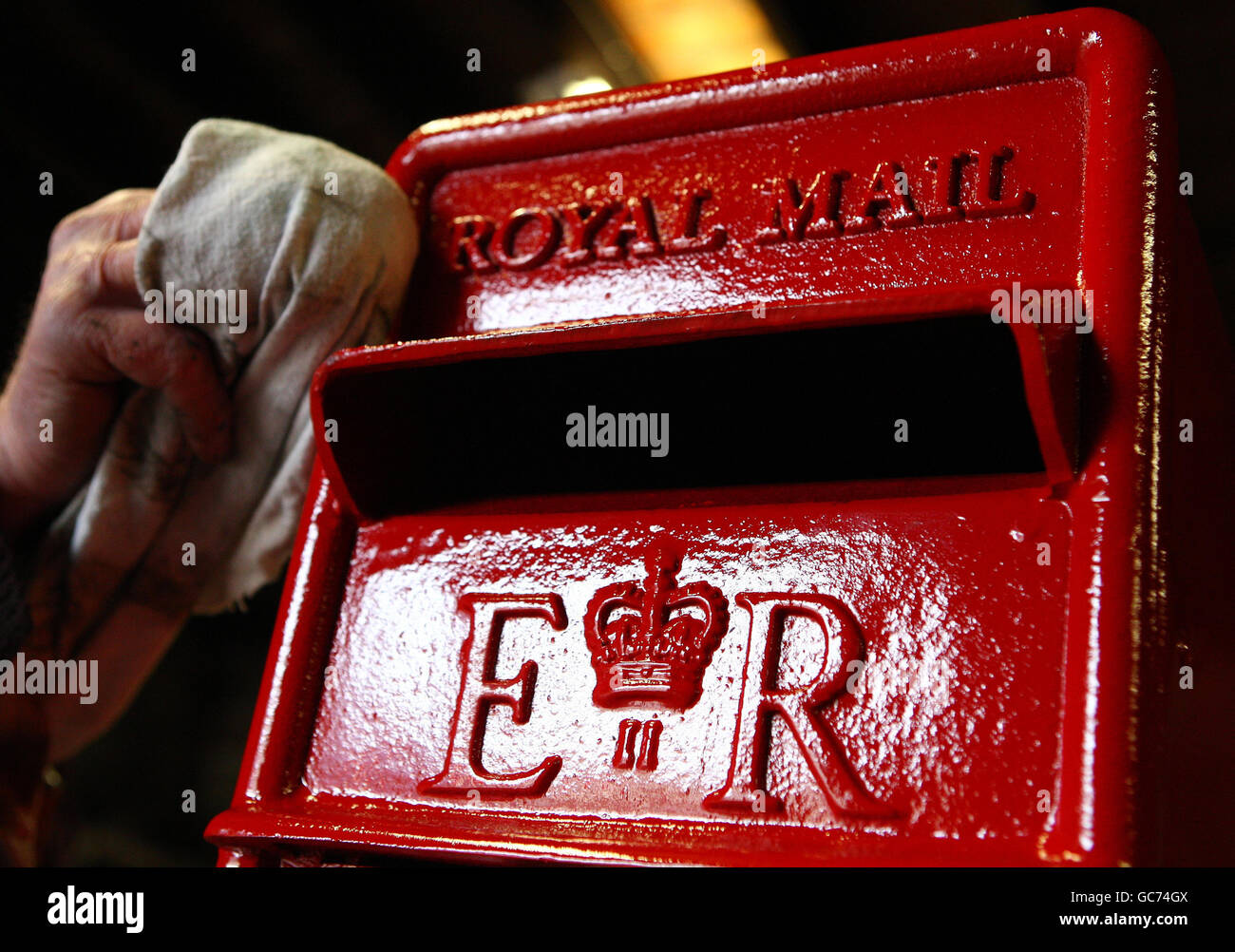 John Cooper, 69, der seit seinem 15. Lebensjahr Briefkästen herstellt, setzt bei Machan Engineering in Denny den letzten Schliff an einer Royal Mail Lampenbox. Machans ist das einzige Unternehmen in Großbritannien, das den Briefkasten für die Royal Mail herstellt. Stockfoto