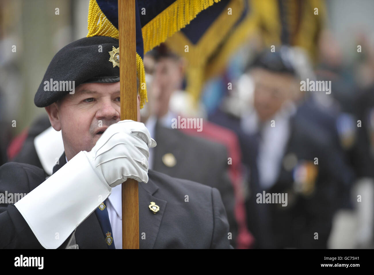 Ein Bannerträger bei der Beerdigung von Stabsfeldwebel Olaf Schmid in der Truro Kathedrale, Cornwall. Stockfoto