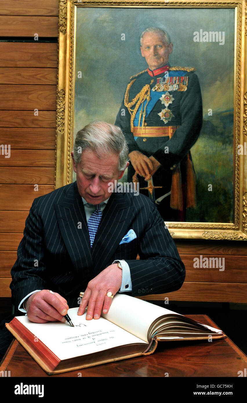 Der Prinz von Wales signiert das Besucherbuch unter einem Porträt des ehemaligen Studenten, des Feldmarschalls Montgomery, während eines Besuchs der St Paul's School, die heute Morgen im Südwesten Londons ihr 500-jähriges Bestehen feiert. Stockfoto