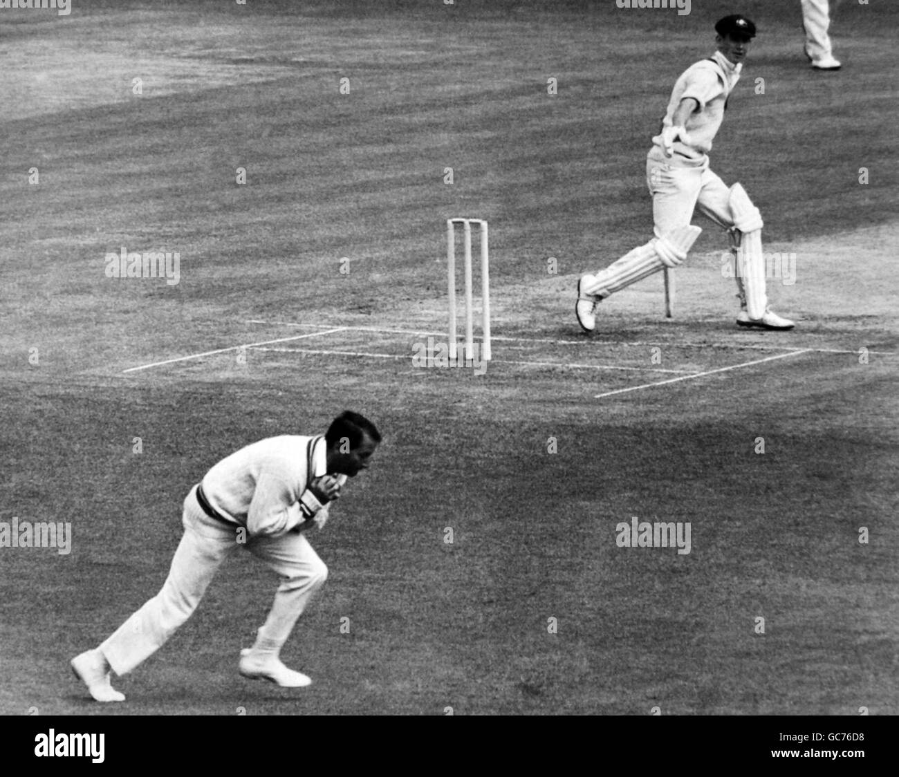 Cricket - Australien auf den Britischen Inseln 1968 - Maylebone Cricket Club V Australier - zweiter Tag - Lord's Cricket Club. Der Australier Ian Ritchie Redpath wird von Basil Lewis D'Oliveira, einem Mitglied des Marylebone Cricket Club, gefangen genommen Stockfoto