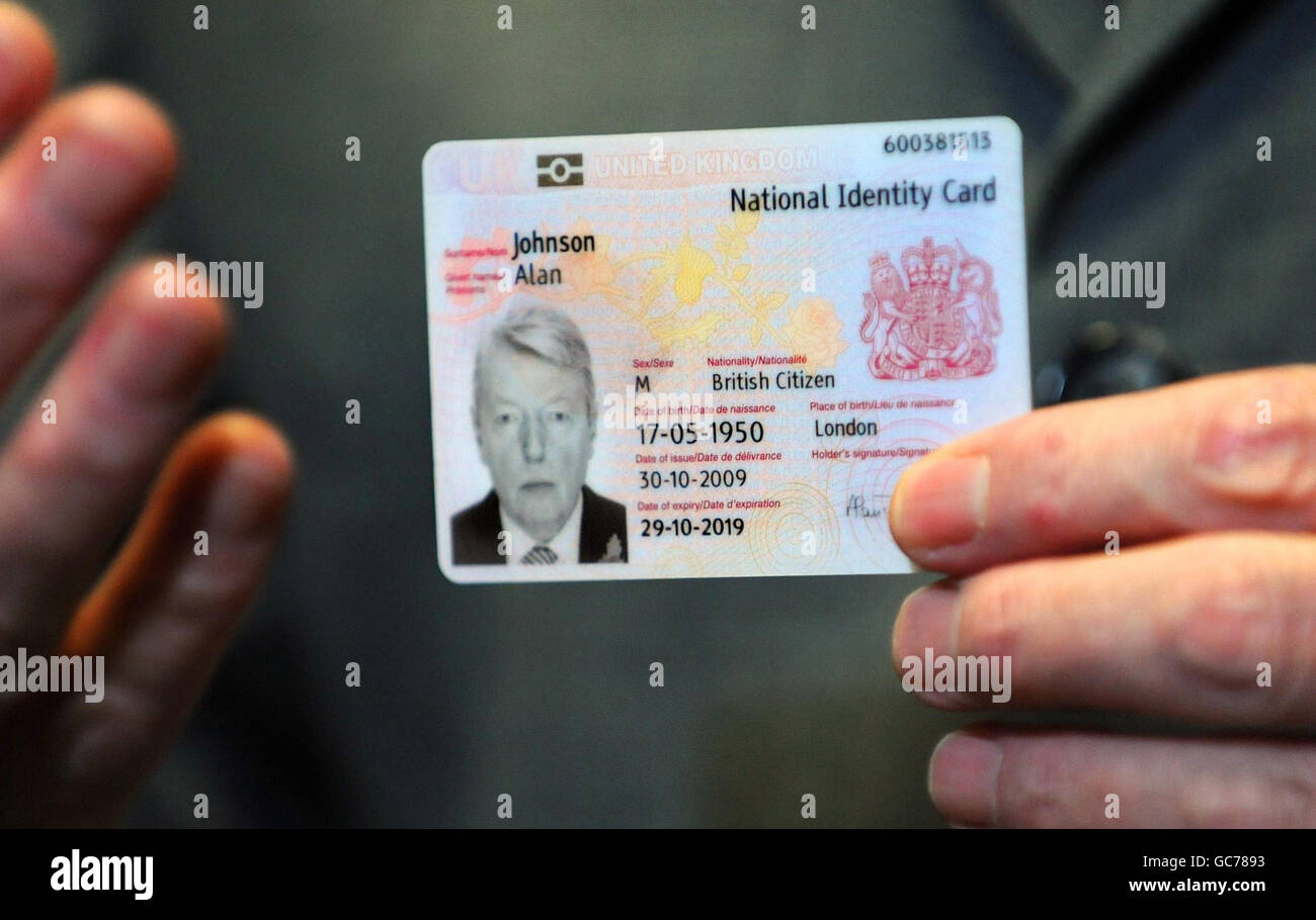 Innenminister Alan Johnson mit seinem neu ausgestellten Nationalen  Personalausweis, der europäische Reisen ohne Reisepass ermöglicht und ab  Montag für Bürger des Großraums Manchester zur Einschreibung zur Verfügung  stehen wird Stockfotografie - Alamy