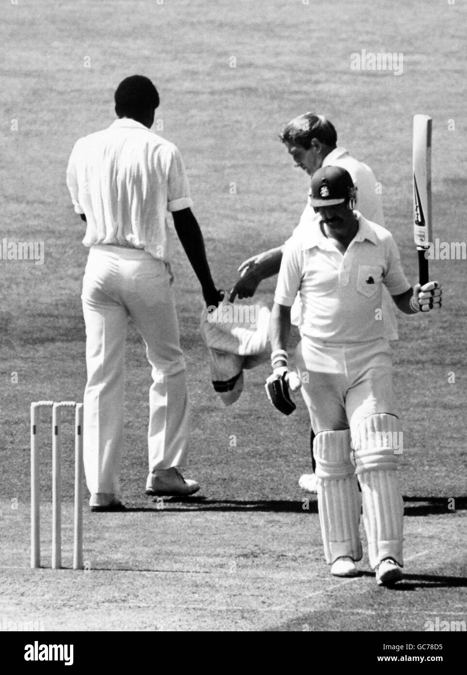 Cricket - England gegen Westindien - Westindien auf den Britischen Inseln 1980 (4. Test) - Veranstaltungsort Kennington Oval. Graham Gooch, England, hebt seine Fledermaus, um den Jubel beim Oval zu würdigen Stockfoto