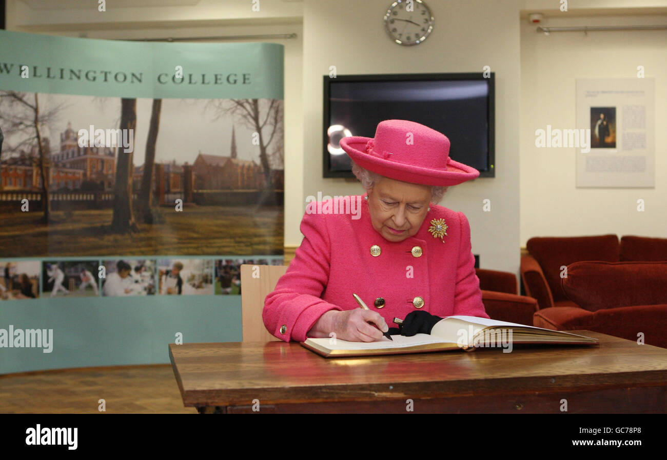 Die britische Königin Elizabeth II. Besuchte das Wellington College in Crowthorne, Berkshire, wo sie zu Ehren des 150-jährigen Jubiläums der Schule war. Stockfoto