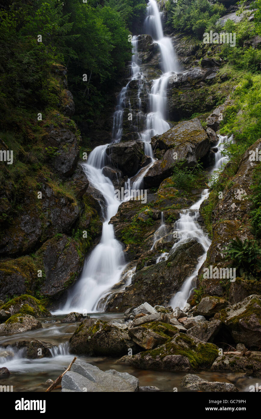 Berg-Wasserfällen über Felsen durch natürliche Gärten. Stockfoto