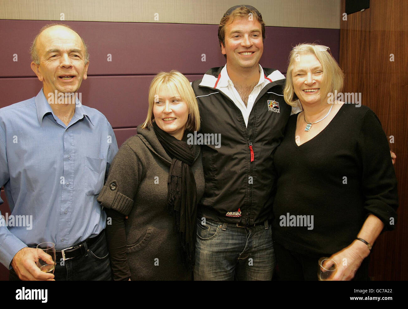 Oliver Smith (2. Rechts), einer der britischen Matrosen, die im Iran inhaftiert, aber später freigelassen wurden, mit seiner Mutter Ro (rechts), Vater Edwin und Freundin Davina Ashbolt, als sie in einem Hotel im Westen Londons wiedervereint sind. Stockfoto