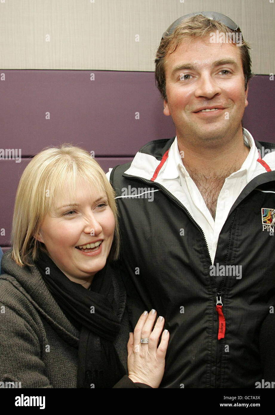 Oliver Smith, einer der britischen Matrosen, die im Iran inhaftiert, aber später freigelassen wurden, und seine Freundin Davina Ashbolt, als sie in einem Hotel im Westen Londons wiedervereint werden. Stockfoto