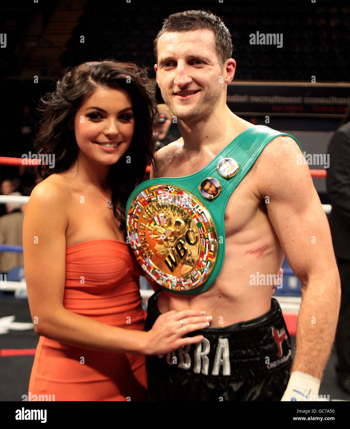 Der britische Carl Froch (rechts) mit seiner Freundin Rachael Cordingley nach dem WBC World Super-Middleweight Titelkampf in der Trent FM Arena, Nottingham. Stockfoto