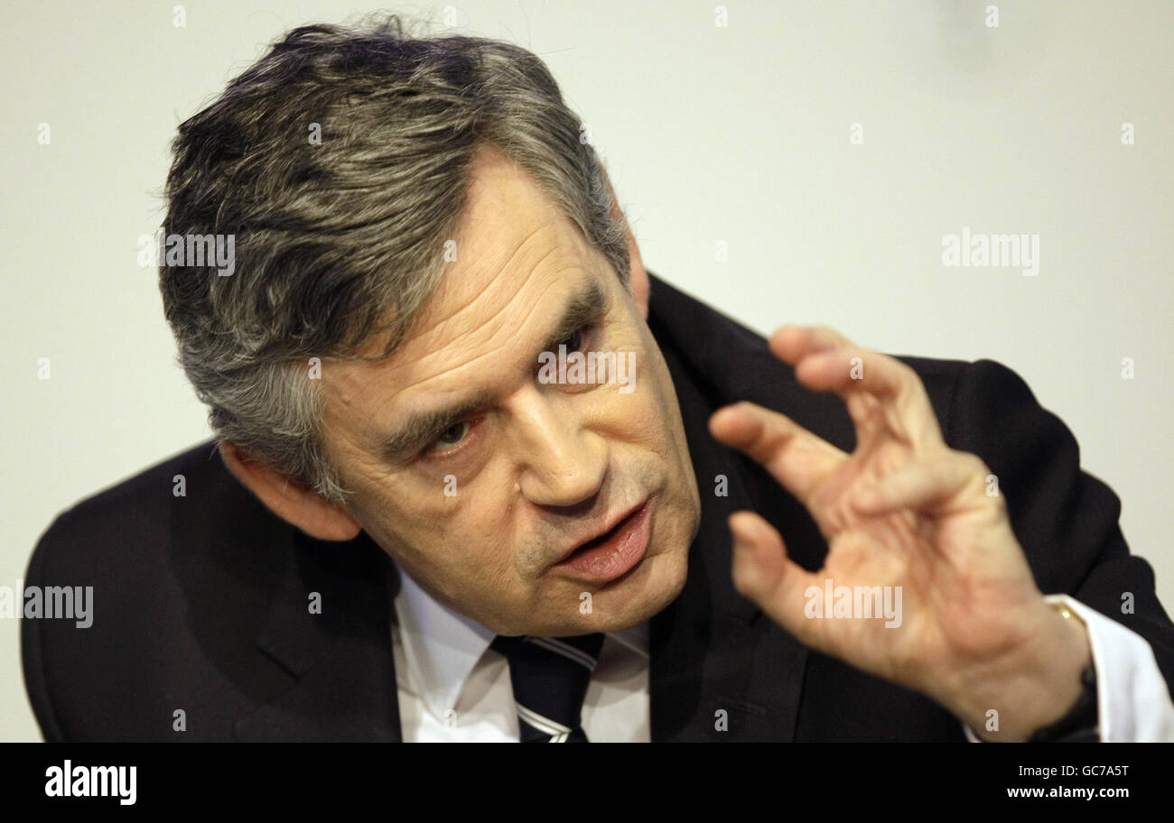 Premierminister Gordon Brown reagiert mit Gesten auf eine Frage zum bevorstehenden UN-Klimagipfel in Kopenhagen im Darwin Centre in London. Stockfoto