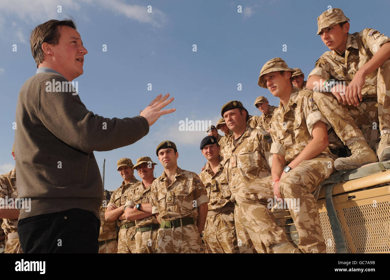 Der konservative Parteichef David Cameron trifft britische Soldaten im Hauptquartier der Task Force Helmand in Lashkar Gah, wo er Militärchefs traf und ein Weizenverteilungs-Zentrum besuchte, das lokalen Bauern aus der Mohn-Produktion hilft. Stockfoto