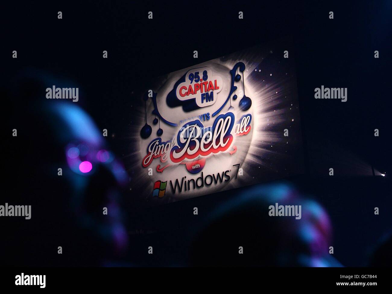 Capital FM's Jingle Bell Ball - Tag 1 - Show - London. Das Capital FM-Logo, das während des Jingle Bell Ball von Capital FM in der O2 Arena in London zu sehen war. Stockfoto