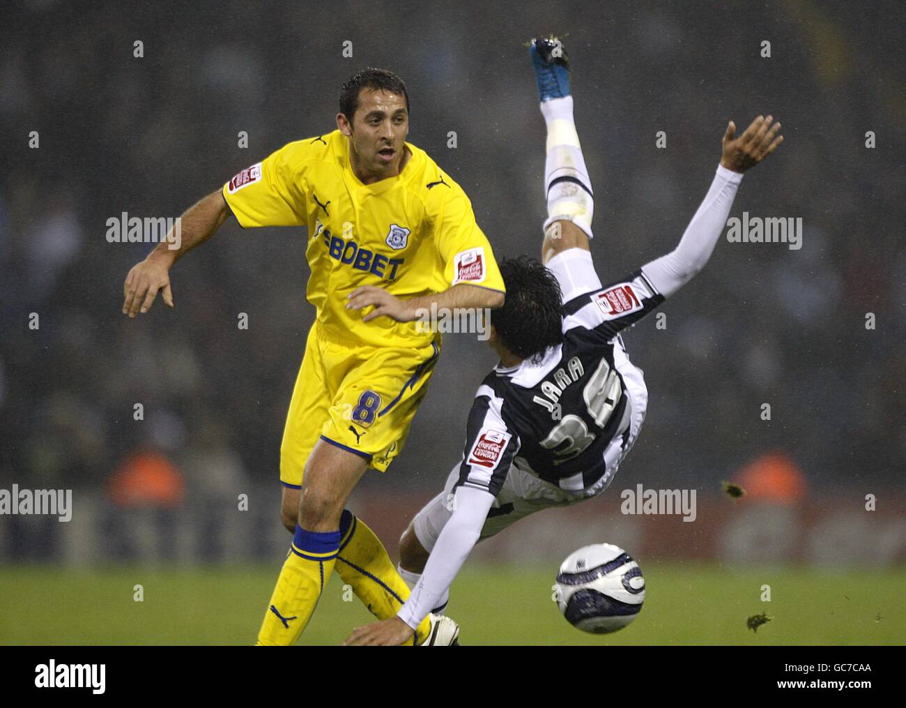 Michael Chopra von Cardiff City (links) und Gonzalo von West Bromwich Albion JARA (rechts) in Aktion Stockfoto