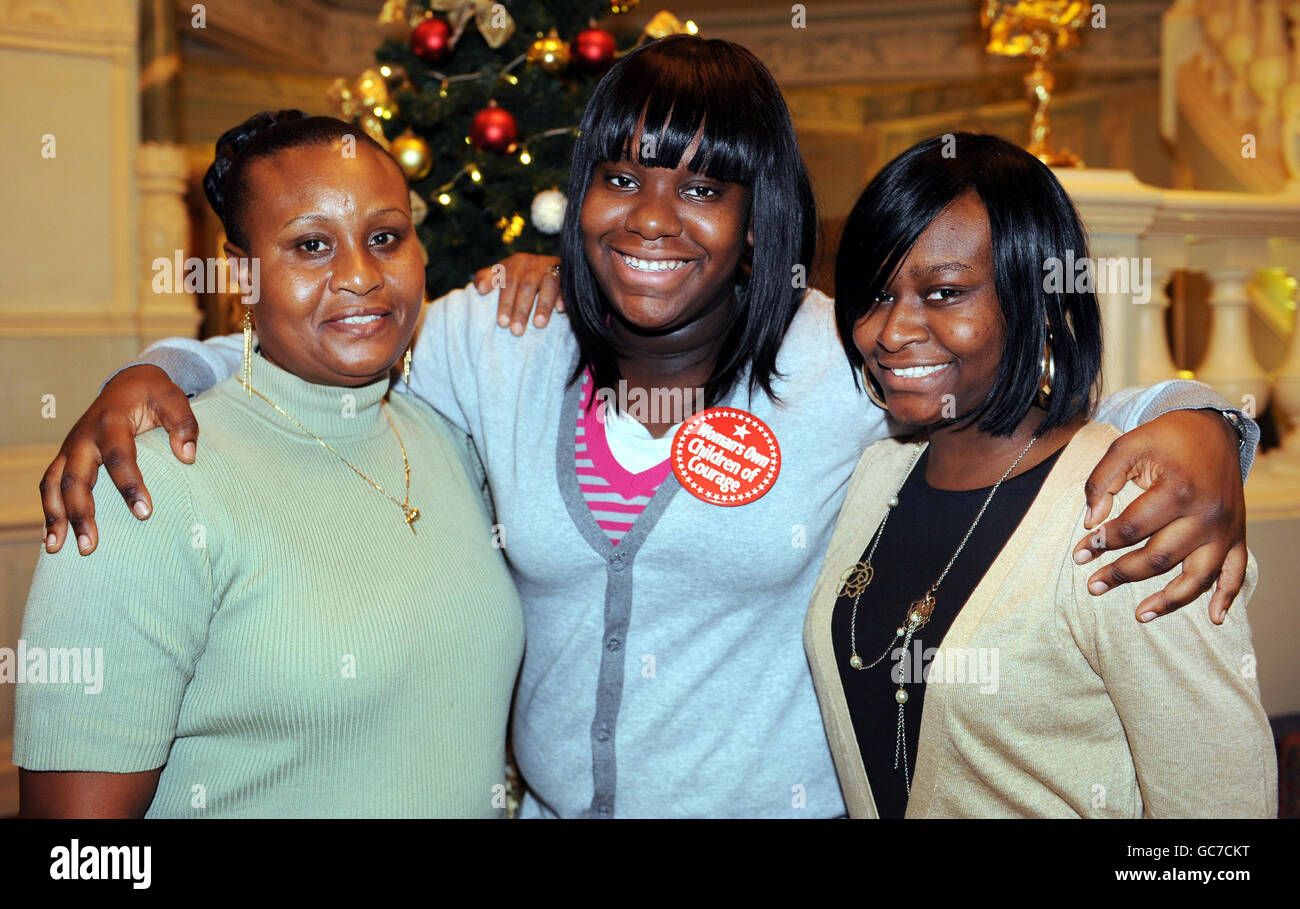 „Child of Courage“, Valerie Okoampah, 15, aus Tottenham, die den „Children of Courage Local Hero Award“ der Frau gewonnen hat, abgebildet in einem Londoner Hotelcenter mit Schwester Melisa Okoampah, 18, und Mutter Serwaa Brakatu . Stockfoto