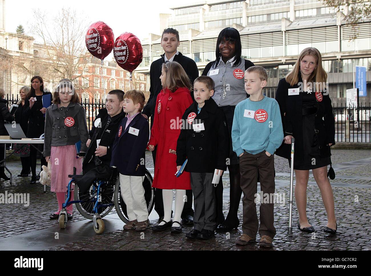 Die Gewinner der Auszeichnungen (erste Reihe, von links nach rechts) Mollie Millard, 9 Jahre, Lyndon Longhorne, 14 Jahre, Jacobi Caudwel, Im Alter von 5 Jahren kommen Hemi Poulton, 9, Cameron Millard, 7 und Tom Fryers, 7 Jahre, (hintere Reihe, von links nach rechts) Jordan Powell, 15 Jahre, Valerie Okoampah, 15 Jahre und McAyla Johnston, 12 Jahre, für die Women's Own Children of Courage Awards in Westminster Abbey, London an. Stockfoto