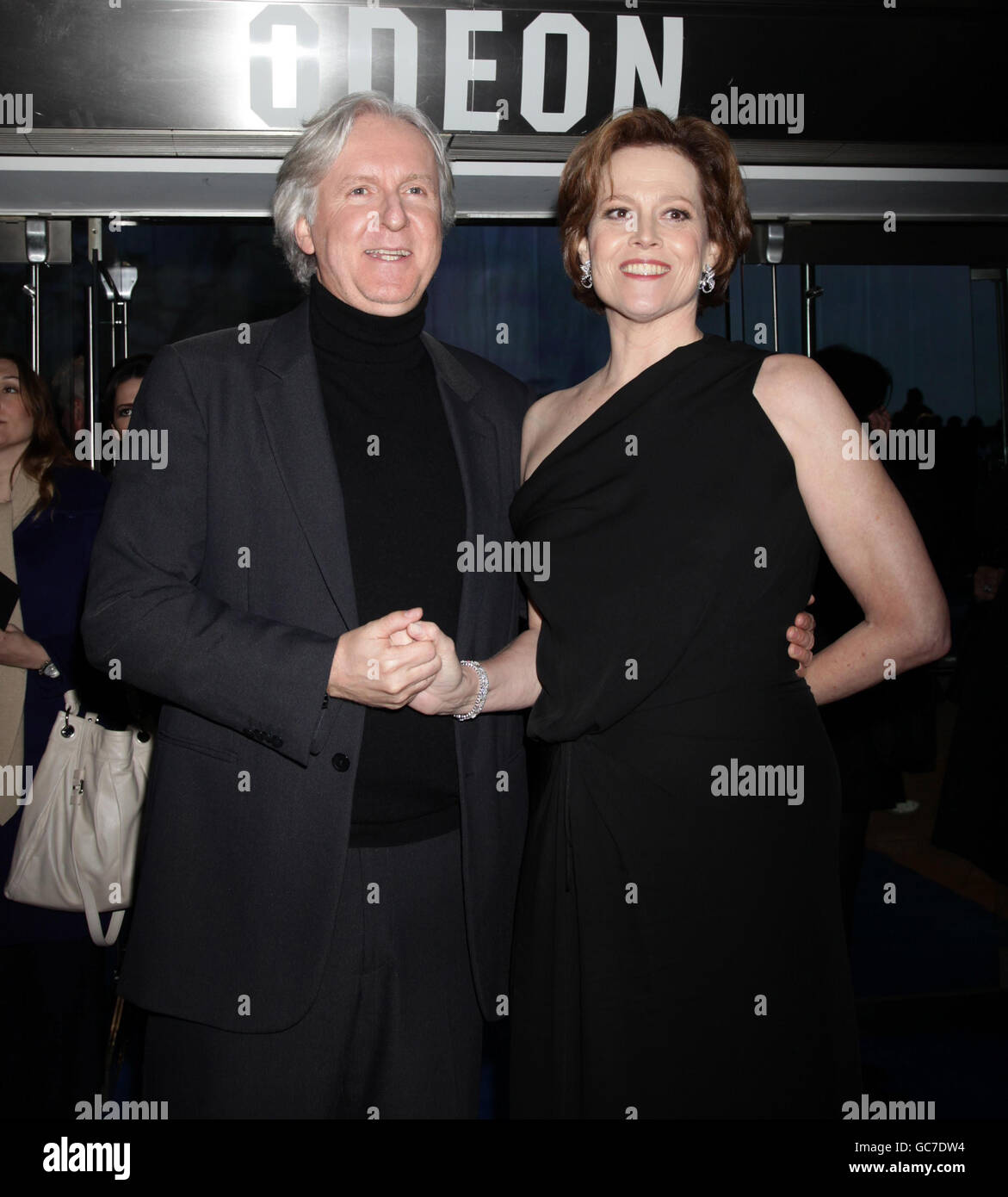 Regisseur James Cameron und Sigourney Weaver kommen zur Weltpremiere von Avatar im Odeon, Leicester Square, London. Stockfoto