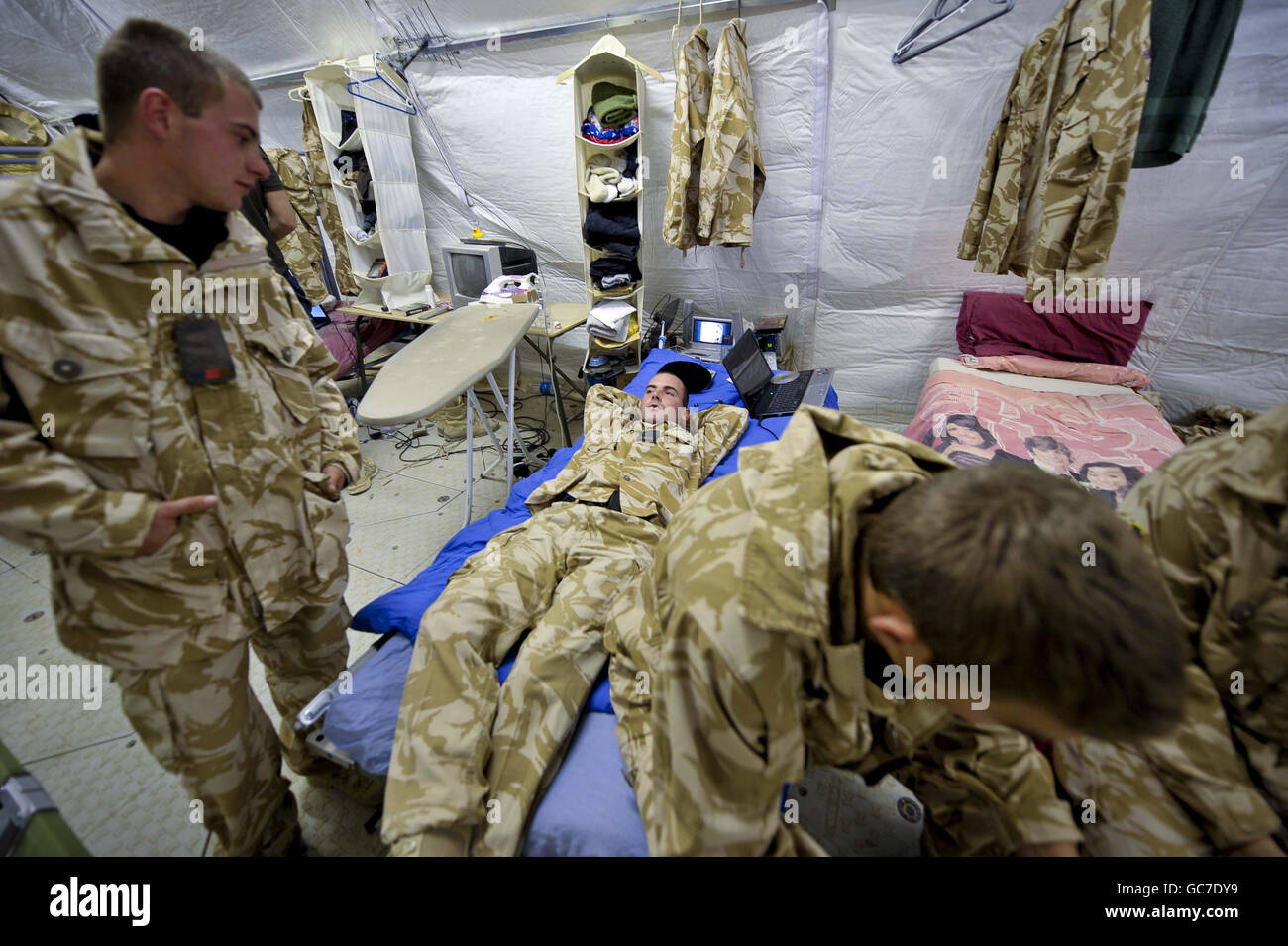 Soldaten des 2. Royal Tank Regiment entspannen sich in Transitunterkünften, während sie sich darauf vorbereiten, Camp Bastion in der Provinz Helmand, Afghanistan, nach einer anstrengenden sechsmonatigen Tour zu verlassen. Stockfoto