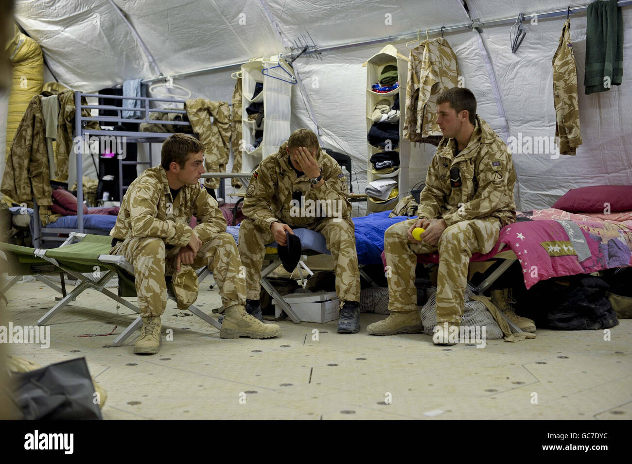 Soldaten des 2. Royal Tank Regiment entspannen sich in Transitunterkünften, während sie sich darauf vorbereiten, Camp Bastion in der Provinz Helmand, Afghanistan, nach einer anstrengenden sechsmonatigen Tour zu verlassen. Stockfoto