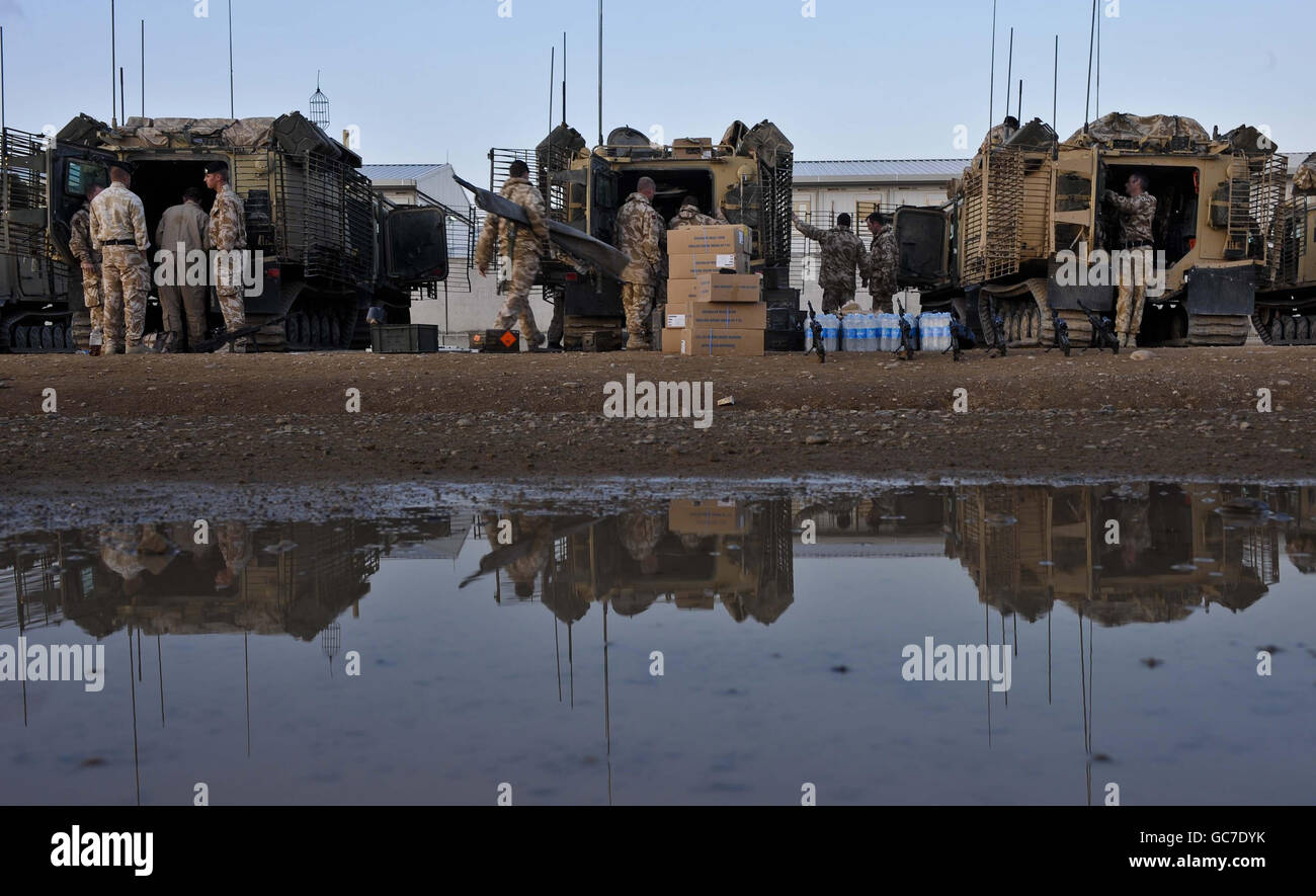 Soldaten des 1. Königlichen Panzerregiments der D-Staffel bereiten Wikingerfahrzeuge und fertige Ausrüstung vor, um die Lagerbastion in der Provinz Helmand, Afghanistan, zu verlassen und die Operationsbasen weiterzuleiten. Stockfoto