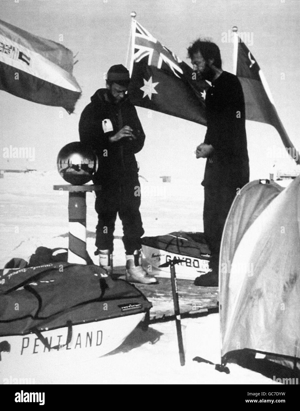 DIE ENTDECKER SIR RANULPH FIENNES (RECHTS) UND DR MICHAEL STROUD AM SÜDPOL WÄHREND IHRES ANSTRECKENS, DIE ERSTE ÜBERQUERUNG DER ANTARKTIS ZU FUSS ZU MACHEN. Stockfoto