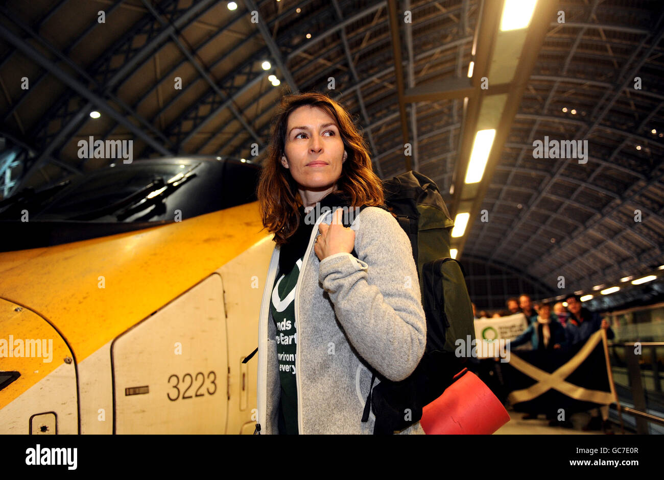 Die Schauspielerin Helen Baxendale posiert für die Medien, bevor sie sich Aktivisten von Friends of the Earth und Christian Aid anschließt, die mit dem Eurostar-Zug nach Kopenhagen fahren, um am Bahnhof St. Pancras in London zu einem starken und fairen Klimaabkommen aufzufordern. Stockfoto